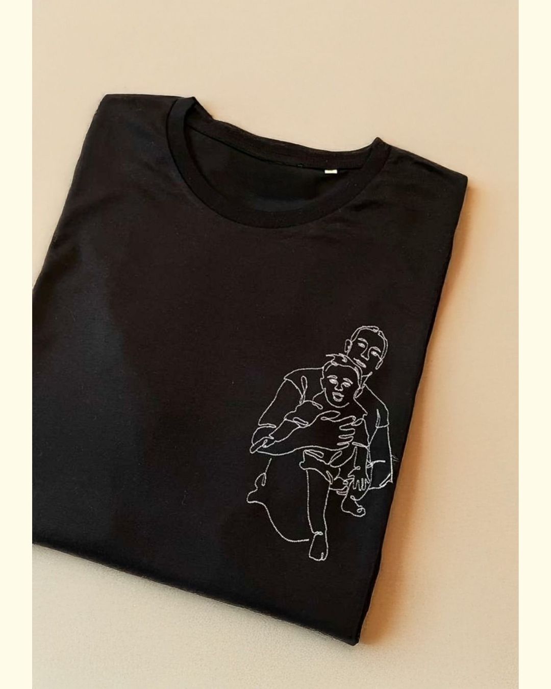 T-shirt foto ricamata