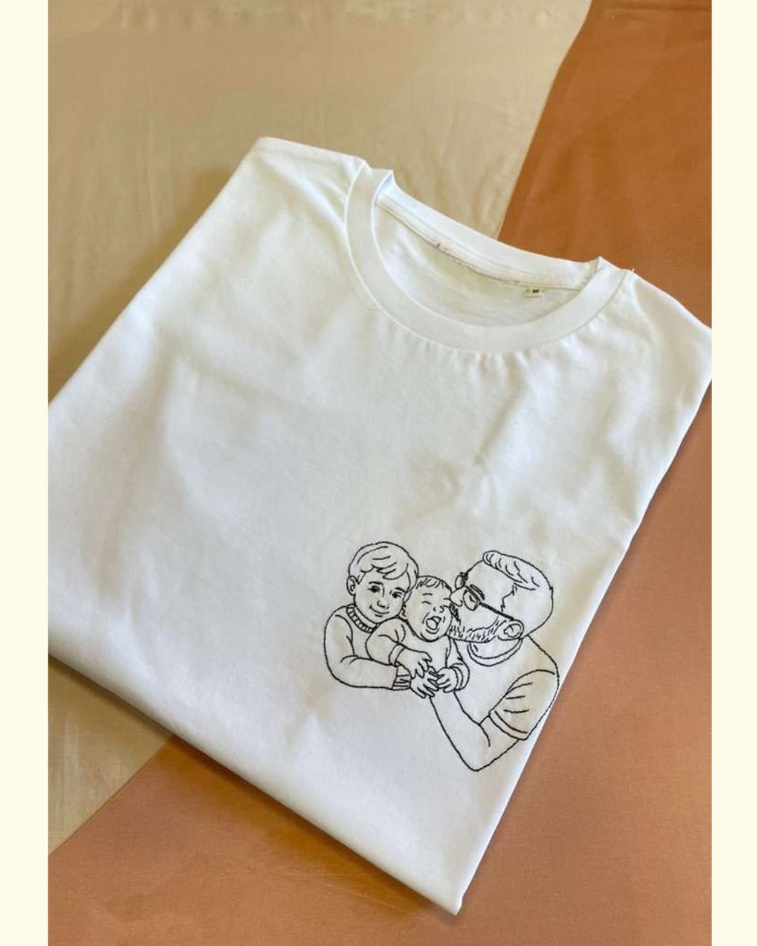 T-shirt foto ricamata